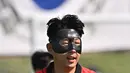 Kapten timnas Korea Selatan Son Heung-min mengenakan masker pelindung saat mengikuti sesi latihan menjelang dimulainya Piala Dunia 2022 Qatar, di Al Egla Training Site 5 di Doha, Rabu (16/11/2022). Cedera wajah sempat membuat cemas akan keikutsertaan Son Heung-min di Piala Dunia 2022 apalagi dia memutuskan untuk naik meja operasi. (Jung Yeon-je / AFP)