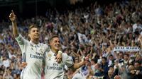 Pemain Real Madrid, Cristiano Ronaldo (kiri) melakukan selebrasi usai mencetak gol ke gawang Atletico Madrid, pada laga Leg 1 Babak Semifinal Liga Champions 2016-2017, di Stadion Santiago Bernabeu, Rabu (3/5/2017) dini hari WIB. Real Madrid menang 3-0.  (