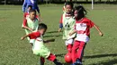 Anak-anak usia di bawah 10 tahun yang tergabung dalam Imran Soccer Academy (ISA) sedang berlatih tanding. Siswa putri pun turut serta. (Bolacom/Arief Bagus)