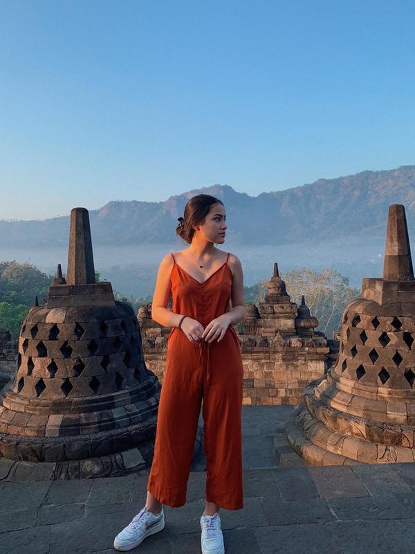 Gaya liburan Nicole Parham juga terkesan santai. Saat berkunjung ke Candi Borobudur, ia pun memilih menggunakan jumpsuit dan dipadukan dengan sneakers berwarna putih. (Liputan6.com/IG/@nicoleparham_)