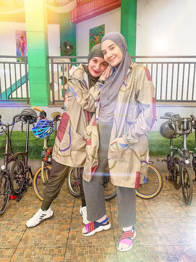 7 Gaya Zaskia dan Shireen Sungkar Pakai Baju Kembar, Kompak Banget