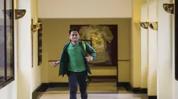 Pemain Timnas Indonesia, Andik Vermansah, tersenyum saat bersiap menuju SUGBK dari Hotel Sultan, Jakarta, Selasa (13/11). Timnas Indonesia akan melawan Timor Leste pada laga Piala AFF 2018. (Bola.com/Vitalis Yogi Trisna)