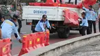 Petugas Dinas Perhubungan menata pembatas jalan untuk menutup sejumlah titik di kawasan Bundaran HI, Jakarta, (31/12). Gubernur DKI Jakarta Basuki Tjahaja Purnama mengatakan perayaan tahun baru akan dibagi dibeberapa wilayah. (Liputan6.com/Angga Yuniar)
