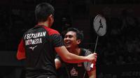 Ganda putra Indonesia, Mohammad Ahsan / Hendra Setiawan, berhasil mengalahkan ganda Jepang, Hiroyuki Endo / Yuta Watanabe, pada BWF World Tour di Tianhe Sports Center, Guangzhou, Minggu (15/12/2019). Ahsan / Hendra menang 24-22 dan 21-19. (AP/Andy Wong)
