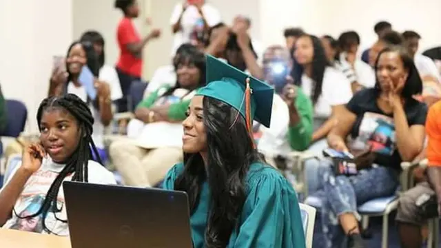 [Bintang] Tidak Bisa Datang ke Wisuda Sekolah, Perempuan Ini Hadirkan Robot Sebagai Penggantinya