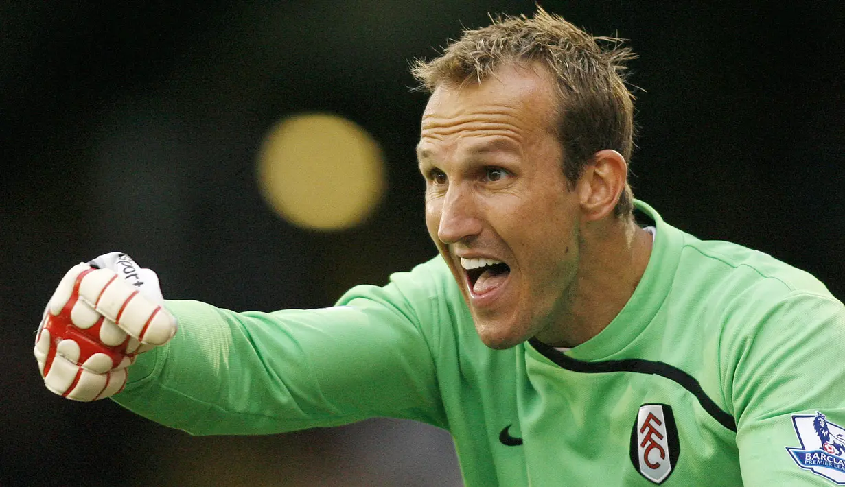 Mark Schwarzer - Kiper asal Australia ini masuk dalam jajaran tiga besar raja clean sheets di Liga Inggris. Penjaga gawang yang pernah memperkuat Chelsea itu telah mencatatkan 151 clean sheets. (AFP/Glyn Kirk)