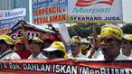 Ratusan karyawan PT Merpati Nusantara Airlines (Persero) mendatangi Gedung DPR Senayan, Jakarta, (16/8/14). (Liputan6.com/Miftahul Hayat)