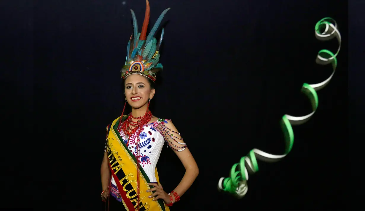 Jessenia Porras, mewakili orang Waranca dari provinsi Chimborazo, berpose saat sesi foto, setelah dinobatkan sebagai ratu Sara Nusta atau Ratu Adat di Quito, Ekuador pada 31 Agustus 2018. (AP/Dolores Ochoa)