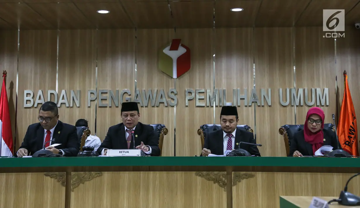 Ketua Bawaslu, Abhan memimpin sidang pembacaan putusan pendahuluan atas dugaan kecurangan pemilu terstruktur, sistematis, dan masif (TSM) di Gedung Bawaslu RI, Jakarta, Senin (20/5/2019). Bawaslu menolak laporan yang dilayangkan BPN Prabowo Subianto-Sandiaga. (Liputan6.com/Faizal Fanani)