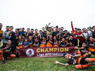 Para pemain Andy Sport merayakan gelar juara Ayo Tangerang 2019 setelah mengalahkan AMW Tangerang pada laga final di Stadion Mini Ciasuk, Tangerang, Sabtu (13/7). Andy Sport menang 3-1 atas AMW. (Ayo Tangerang)