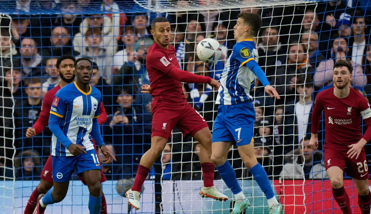 Pemain Liverpool Thiago (kiri) berebut bola dengan pemain Brighton dan Hove Albion Solly March pada pertandingan sepak bola putaran keempat Piala FA di Stadion Falmer, Brighton, Inggris, 29 Januari 2023. Liverpool kalah 1-2 dan harus tersingkir dari Piala FA. (AP Photo/Alastair Grant)