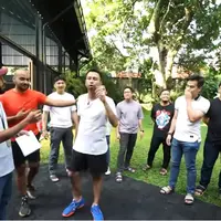 [Youtube/Rans Entertainment]Tidak ingin sendiri  menurunkan berat badannya, Raffi Ahmad mengajak para karyawannya. Suami Nagita Slavina itu juga akan memberikan hadiah kepada karyawannya yang berhasil menurunkan berat badannya hingga 5 kilogram dalam waktu satu bulan.