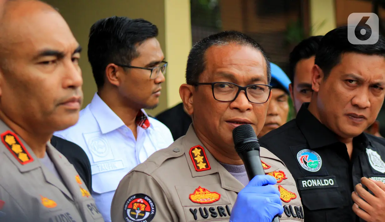 Kabid Humas Polda Metro Jaya Kombes Yusri Yunus menyampaikan keterangan saat konferensi pers kasus narkoba yang menjerat artis sekaligus model Andi Novitalia alias Vitalia Sesha di Polres Metro Jakarta Barat, Kamis (26/2/2020). (merdeka.com/Magang/Muhammad Fayyadh)
