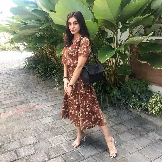 7 Gaya Nora Alexandra saat Berpenampilan Vintage, Menawan