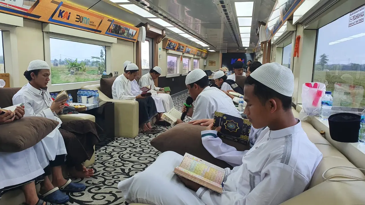 Sejumlah santri khataman Alquran di kereta Bandung menuju Surabaya. (Istimewa)