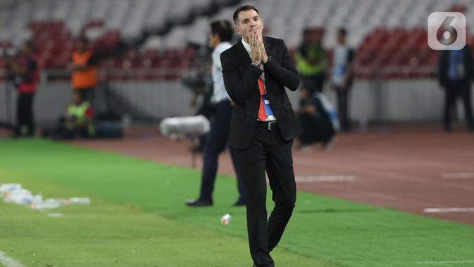 PSSI Pecat Simon McMenemy: Pelatih Timnas Indonesia, Simon McMenemy meluapkan kekecewaan saat melawan Thailand pada laga Grup G Penyisihan Kualifikasi Piala Dunia 2022 zona Asia di Stadion Utama GBK, Jakarta, Selasa (10/9/2019). (Liputan6.com/Helmi Fitriansyah)