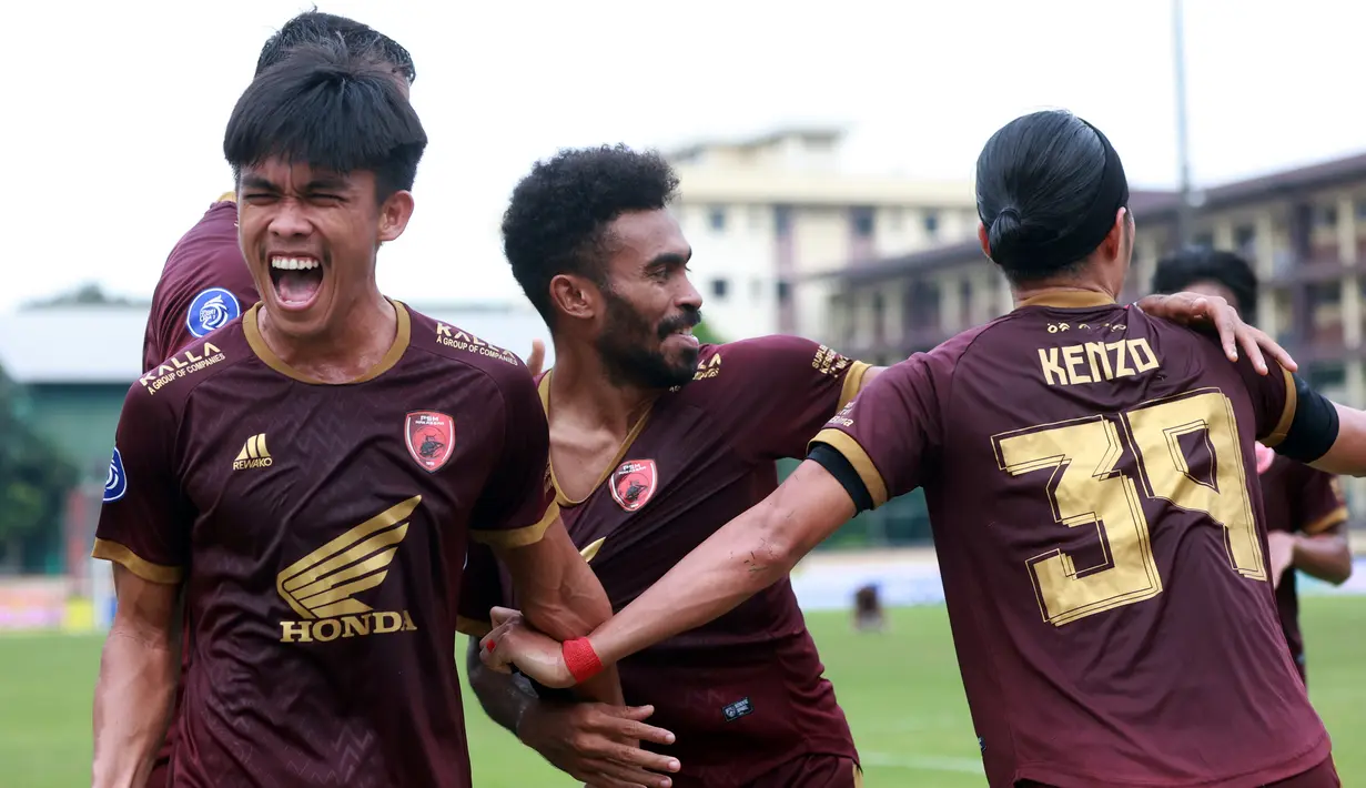 Pemain PSM Makassar merayakan gol yang dicetak oleh Kenzo Nambu ke gawang Arema FC pada laga BRI Liga 1 di Stadion PTIK, Jakarta, Sabtu (4/2/2023). PSM Makassar menang dengan skor 1-0. (Bola.com/M. Iqbal Ichsan)