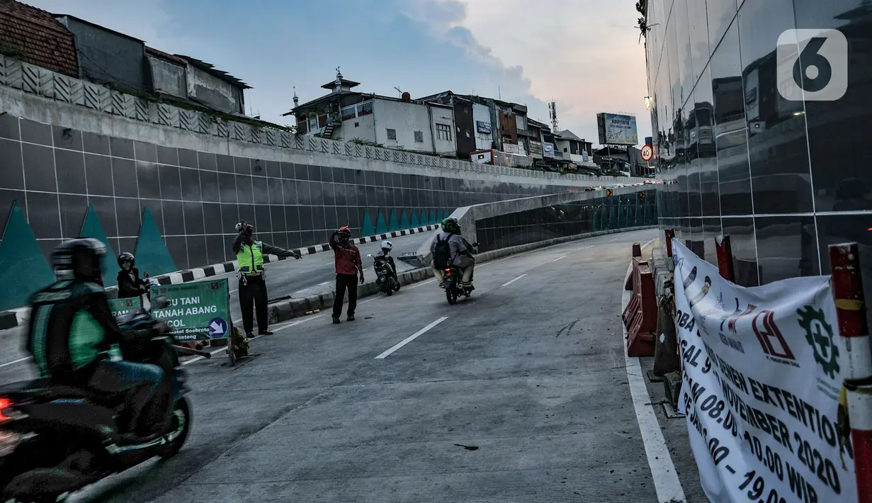 Petugas mengatur arus kendaraan saat uji coba terowongan atau Underpass Senen Extension, Jakarta, Senin (9/11/2020). Pemprov DKI Jakarta melakukan uji coba Underpass Senen Extension mulai hari ini hingga Selasa (10/11) besok. (merdeka.com/Iqbal S. Nugroho)