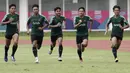 Para pemain Timnas Indonesia U-22, melakukan sprint saat latihan di Stadion Madya Senayan, Jakarta, Selasa (29/1). Latihan ini merupakan persiapan jelang Piala AFF U-22. (Bola.com/Yoppy Renato)
