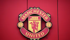 Logo Manchester United atau MU di Stadion Old Trafford. (Oli SCARFF / AFP)