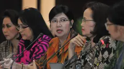 Pansel KPK memberikan keterangan pers di Gedung Utama Sekretariat Negara, Jakarta, Sabtu (4/7/2015). Pansel KPK mengumumankan sebanyak 194 pendaftar yang lolos seleksi tahap awal. (Liputan6.com/Herman Zakharia)
