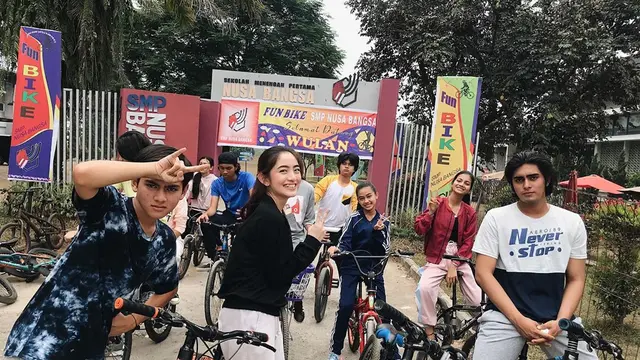 Jadi Guru di Sinetron, Ini 6 Potret Natalie Zenn Bareng Pemain Dari Jendela SMP
