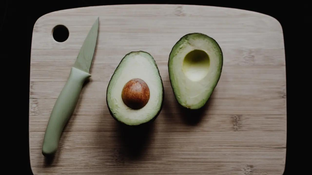 [Fimela] DIY Masker Alpukat dan Madu