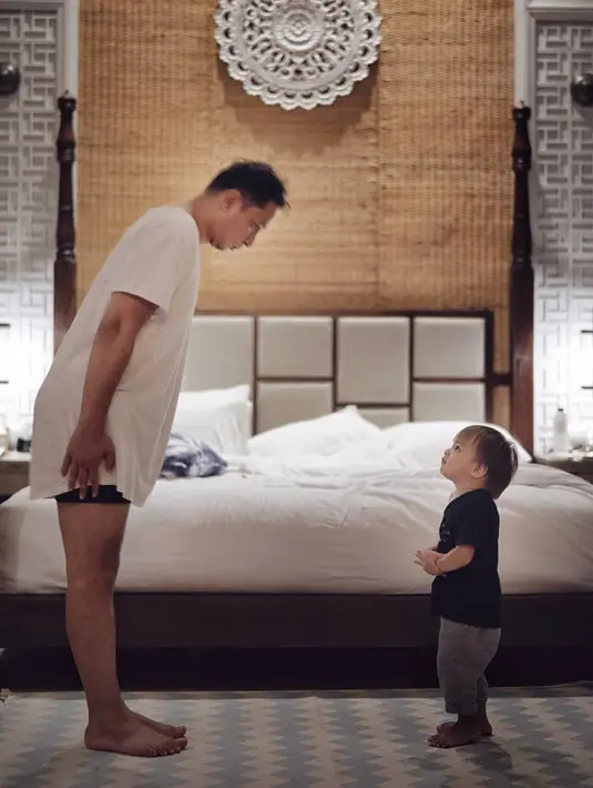 Selain posenya yang lucu, Ringgo juga menuliskan caption yang sangat lucu. Intinya ia ingin Bjorka membujuk Sabai untuk tak melarang sang ayah jika ingin membeli ini itu. (Foto: instagram.com/ringgoagus)