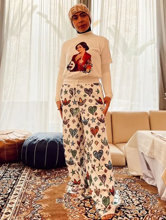 Istri dari Anto Hoed ini pun terlihat begitu bahagia saat mengetahui ukuran bajunya dari XXL berganti menjadi XS. Tak hanya itu saja, nomor celana jeans yang digunakan kini pun menjadi 27. (Liputan6.com/IG/@melly_goeslaw)