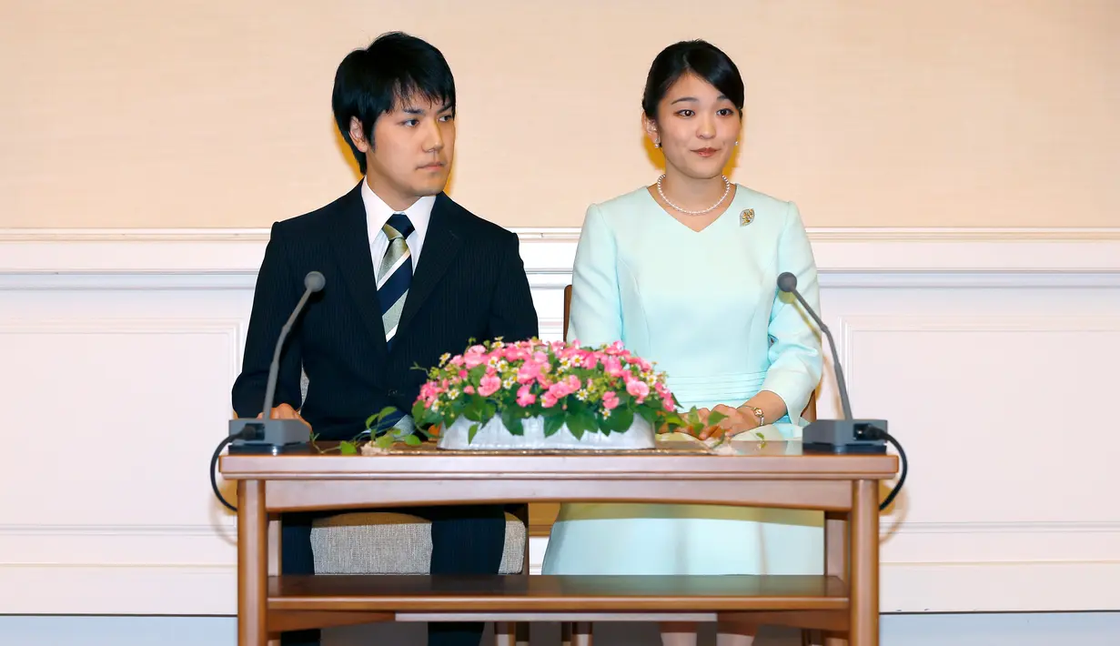 Ekspresi Putri Mako dan Komuro saat mengumumkan pertunangannya di Akasaka East Residence, Tokyo, Jepang, (3/9). Kisah cinta mereka dimulai ketika bertemu di sebuah restoran pada lima tahun lalu. (AFP Photo/Pool/Shizuo Kambayashi)