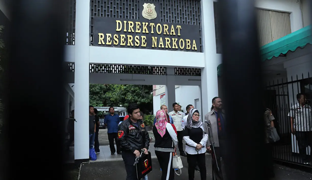 Seperti diketahui, pada 16 Februari silam, anak-anak Elvy, Dawiya Zaida dan Syehan serta menantunya, Chauri Gita tertangkap saat sedang menggunakan narkoba di kediamannya di kawasan Cawang, Jakarta Timur. (Deki Prayoga/Bintang.com)