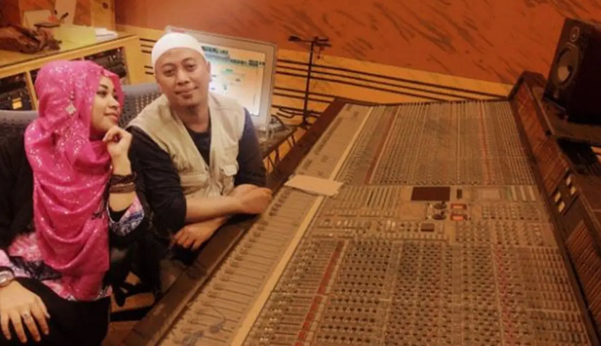 "Saat itu lagu Tomboati sudah menggema di Pasar Jatinegara. Kami dagang sampai 2005," jelas Dian Dian Rositaningrum. Lagu Tomboati sukses membuat perekonomian rumah tangga membaik hingga membeli rumah. (dok. Pribadi)