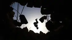 Seorang pemuda Suriah melakukan parkour di atas reruntuhan bangunan yang hancur akibat serangan pasukan rezim di kota Binnish di provinsi barat laut Idlib pada 17 Juni 2020. Parkour merupakan olahraga ketangkasan yang terdiri dari lari, melompat, salto dan berayun. (Abdulaziz KETAZ / AFP)