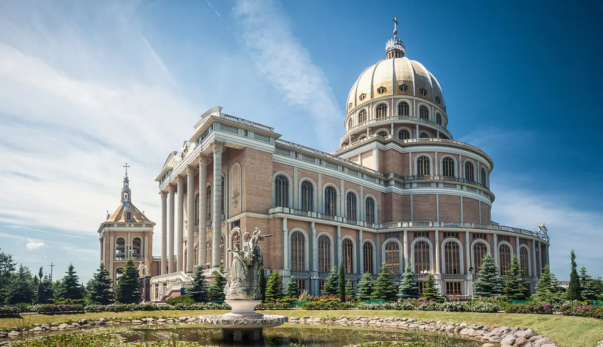 The Sanctuary of Our Lady of Lichen adalah gereja terbesar di Polandia. Gereja ini dibangun dari tahun 1994 hingga tahun 2004. Memiliki panjang 120 m (393 kaki) dan lebar 77 m (252 kaki). (m1key.me)