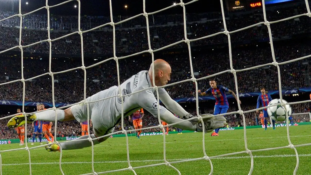 Tendangan penalti striker Barcelona, Neymar, digagalkan kiper Manchester City, Willy Caballero, dalam laga Grup C Liga Champions, Oktober 2016. 