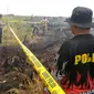 Polisi segel lahan yang diduga sengaja dibakar. (M Syukur/Liputan6.com)