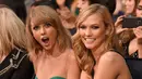 Banyak yang penasaran tentang apa yang terjadi antara Taylor Swift dan Karlie Kloss. Diketahui mereka bersahabatan dan kemudian bermusuhan begitu saja. (Getty Images/Cosmopolitan)