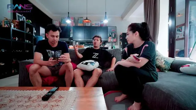 7 Penampakan Isi Rumah Gading Marten, Ruang Kerjanya Nyaman Banget