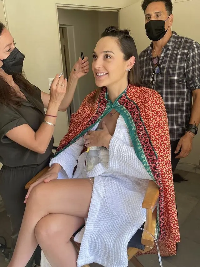 Gaya Keren Aktris Dunia Ketika Memompa ASI Disela Pekerjaannya/dok. Instagram Gal Gadot