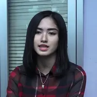 Ochi Rosdiana baru saja merayakan hari ulang tahunnya yang ke-17. Ia mendapatkan kejutan dari para sahabat dan kekasihya. Ia pun berharap akan menjadi lebih dewasa di usia barunya, meski sangat sulit untuk menghilangkan sifat manjanya.