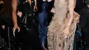 Demi Moore tampil glamor dengan gaun berwarna gelap dari Schiaparelli untuk koleksi Fall 2024 [@demimoore]