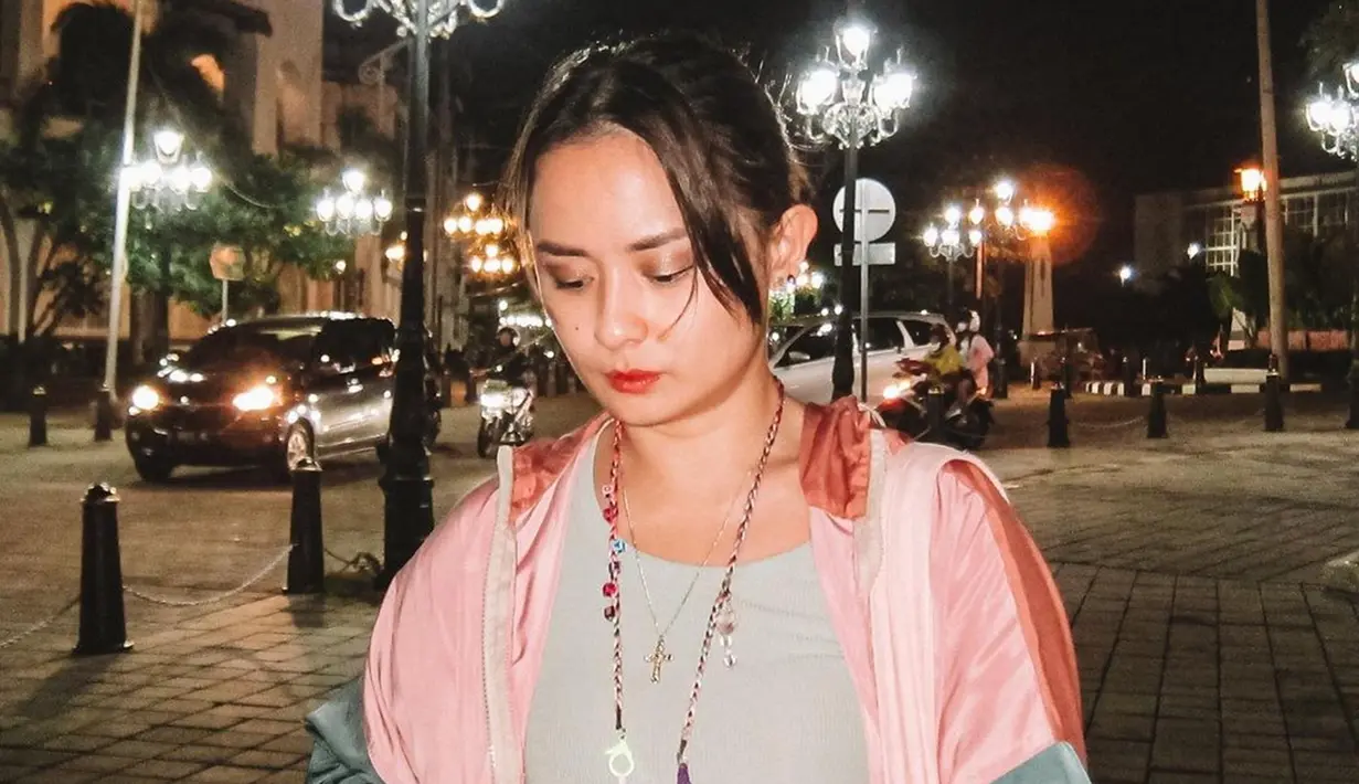 Selain berburu barang antik, Joanna juga terlihat memamerkan pose di jalanan kota pada malam hari. Cahaya lampu yang menyorot membuat parasnya terlihat memukau meski sudah seharian bepergian. Dalam caption, ia menuliskan bahwa dirnya membuat kenangan baru sambil memikirkan kenangan lama di waktu yang sama. (Liputan6.com/IG/@joannaalexandra)