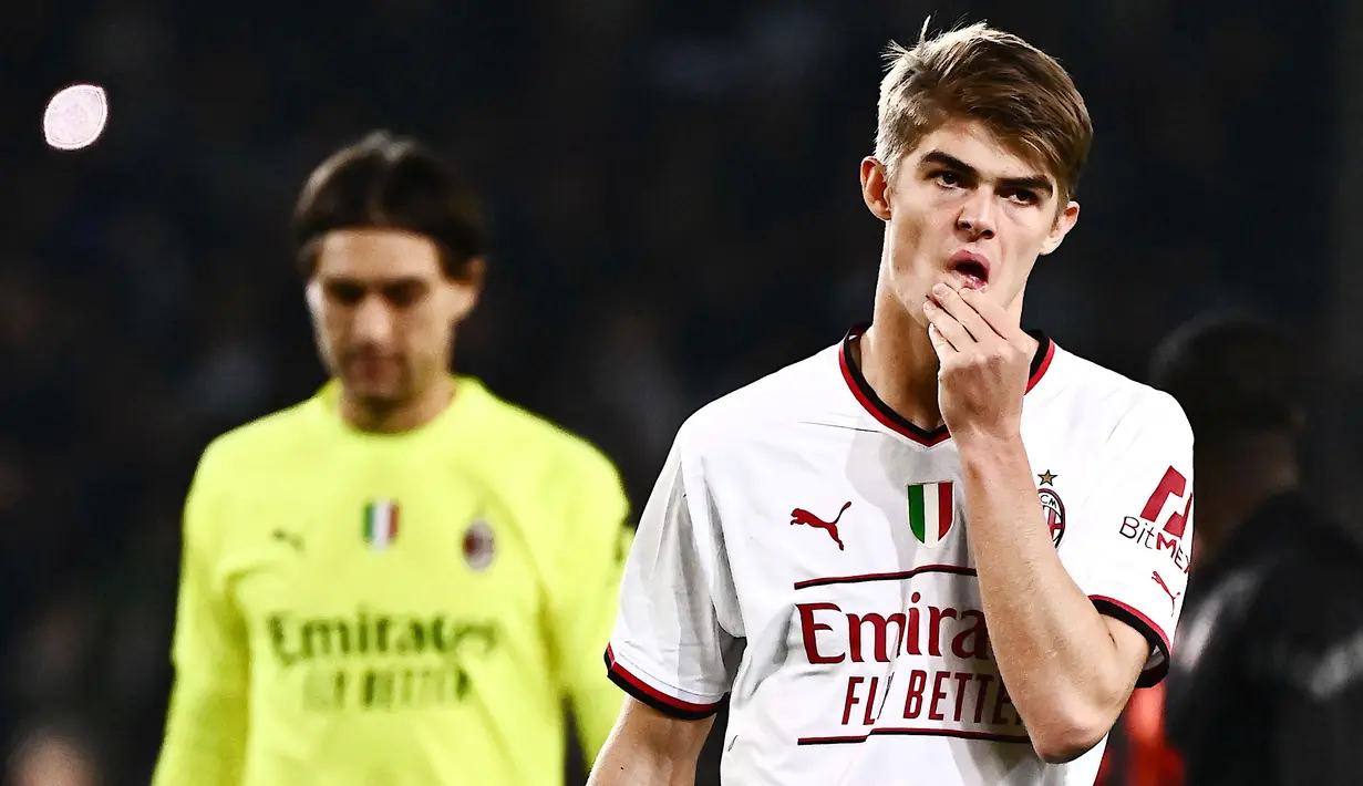 Pemain AC Milan, Charles De Ketelaere, tampak lesu usai ditaklukkan Torino pada laga Liga Italia di Stadion Grande Torino, Minggu (30/10/2022). (AFP/Marco Bertorello)