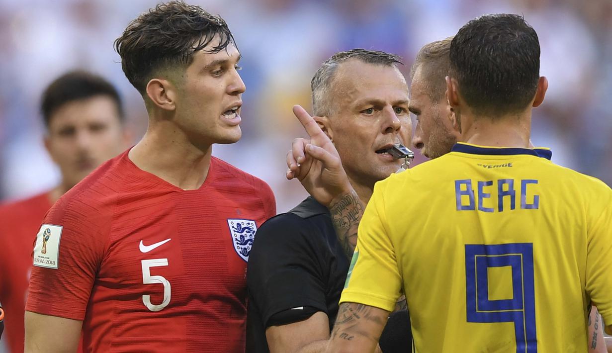 Menariknya, selama fase gugur Euro 2020, tiga dari empat wasit yang memimpin laga tim Inggris merupakan wasit asal Belanda. Hanya Felix Brych saja wasit asal Jerman yang menangani duel Inggris vs Ukraina.  (Foto: AFP/Manan Vatsyayana)