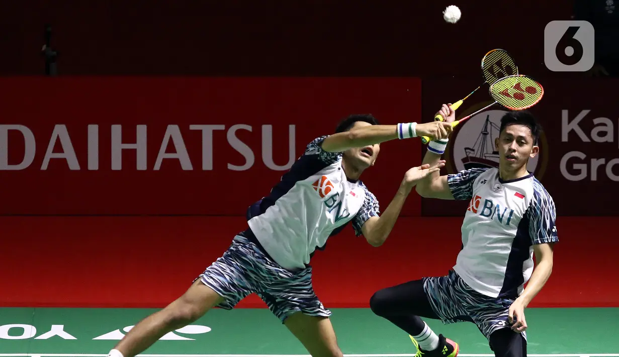 Pebulu tangkis ganda putra Indonesia, Fajar Alfian/Muhammad Rian Ardianto saat bertanding melawan Pramudya Kusumawardana/Yeremia Erich Yoche Yacob Rambitan pada babak 16 besar Indonesia Masters 2022 di Istora Senayan, Jakarta, Kamis (9/6/2022). Fajar/Rian unggul 16-21, 21-17, dan 21-13. (Liputan6.com/Helmi Fithriansyah)