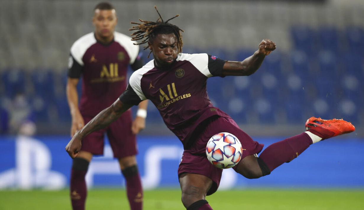 Pemain Paris Saint Germain (PSG), Layvin Kurzawa, berebut bola dengan pemain Istanbul Basaksehir, Irfan Can Kahveci, pada laga Liga Champions di Stadion Basaksehir Fatih Terim, Kamis (29/10/2020). PSG menang dengan skor 2-0. (Burak Kara/Pool via AP)