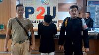 Fauzan (tengah), napi Rutan Kelas IIB Krui, Pesisir Barat yang berhasil ditangkap kembali usai kabur selama empat hari. Foto : (Istimewa).