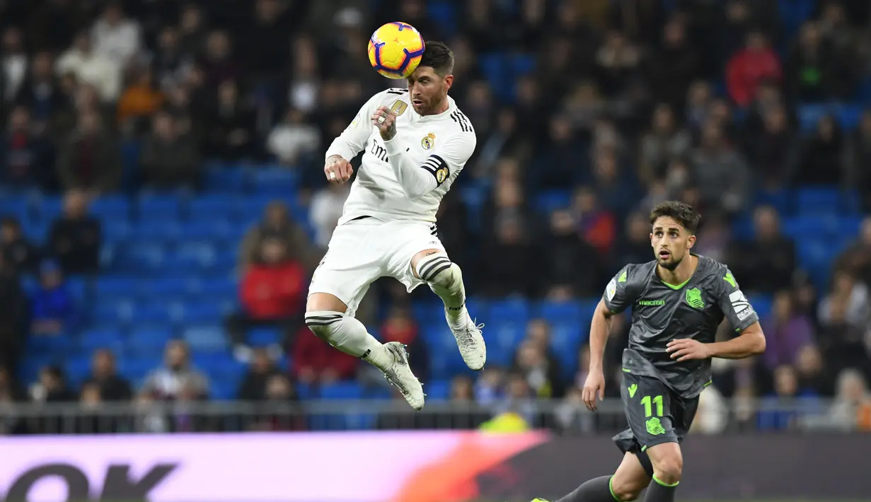 2. Aksi sundulan dari Sergio Ramos pada laga lanjutan La Liga Spanyol yang berlangsung di Stadion Santiago Bernabeu, Madrid, Senin (7/1). Real Madrid kalah 0-2 kontra Real Sociedad. (AFP/Gabriel Bouys)