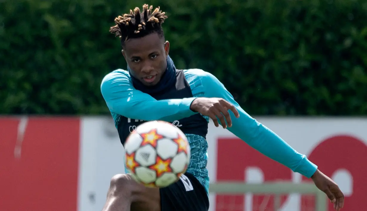 <p>Gelandang Villarreal, Samuel Chukwueze menendang bola saat mengikuti sesi latihan di tempat latihan Ciutat Esportiva Vila-Real di Vila-Real , Spanyol, Selasa (26/4/2022). Villarreal akan bertanding melawan wakil Inggris, Liverpool pada leg pertama semifinal Liga Champions di Stadion Anfield, Kamis (28/4/2022) dini hari WIB. (AFP/Jose Jordan)</p>