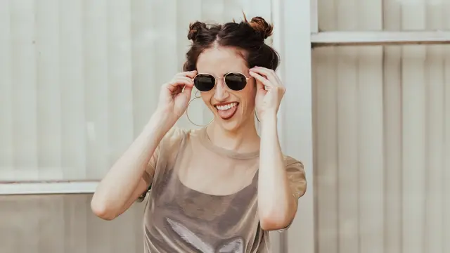 Ilustrasi menjulurkan lidah